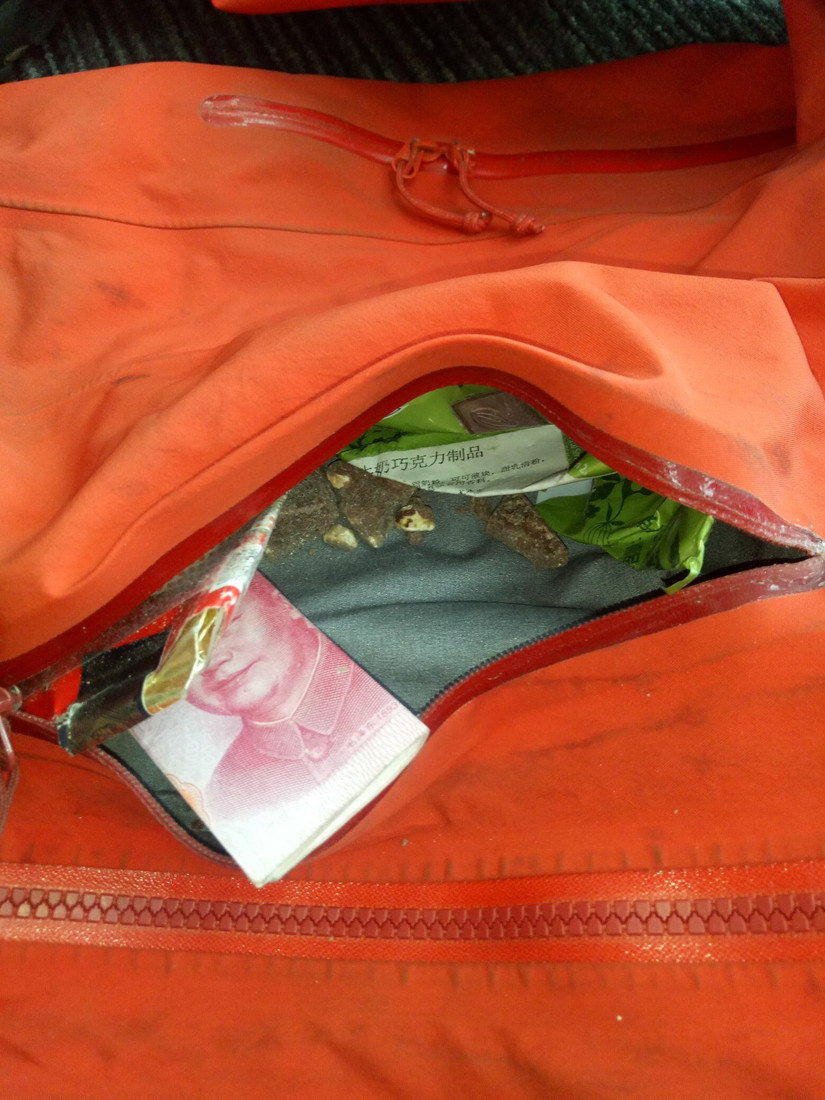 修始祖鳥沖鋒衣 一個拉鏈無意中暴露了多個品牌的做工