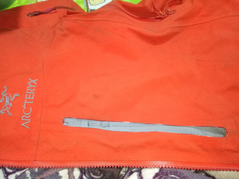 修始祖鳥沖鋒衣 一個拉鏈無意中暴露了多個品牌的做工