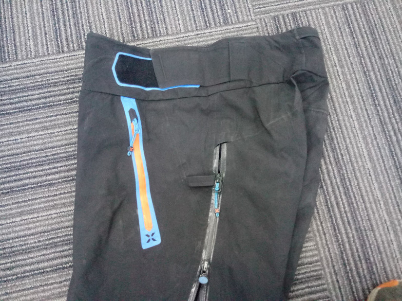 修始祖鳥沖鋒衣 一個拉鏈無意中暴露了多個品牌的做工