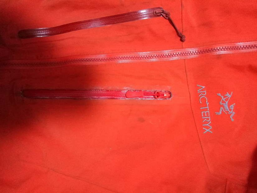 修始祖鳥沖鋒衣 一個拉鏈無意中暴露了多個品牌的做工