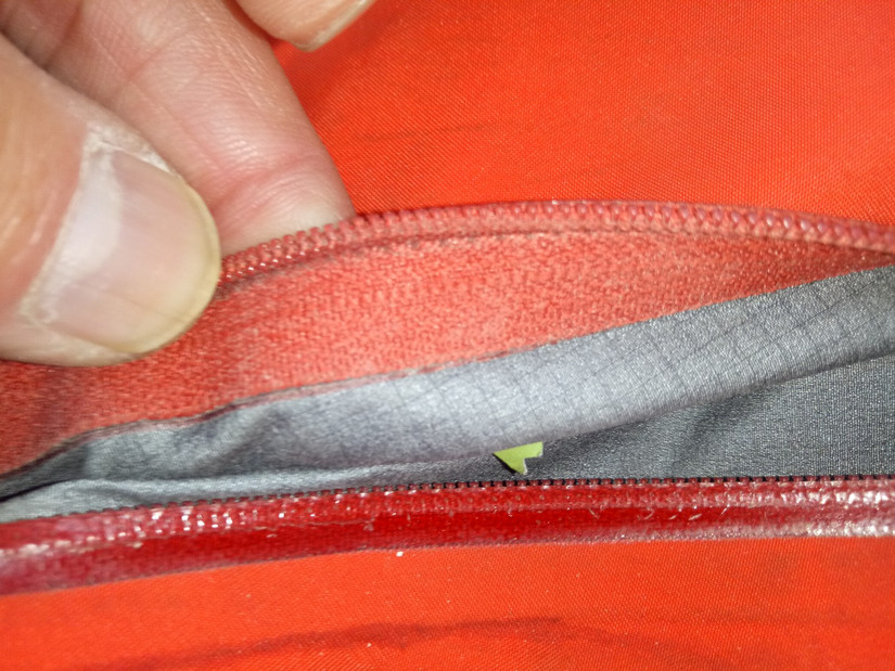 修始祖鳥沖鋒衣 一個拉鏈無意中暴露了多個品牌的做工