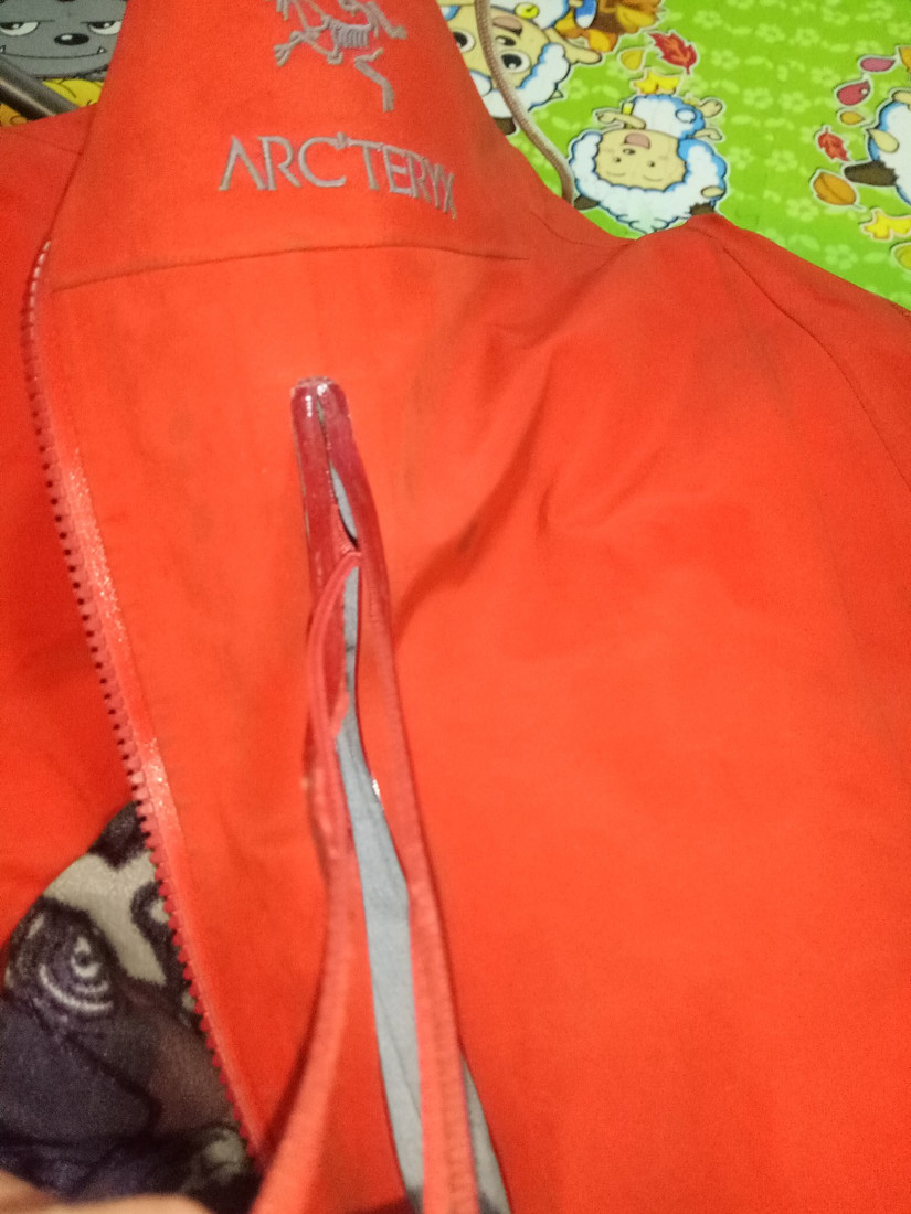 修始祖鳥沖鋒衣 一個拉鏈無意中暴露了多個品牌的做工