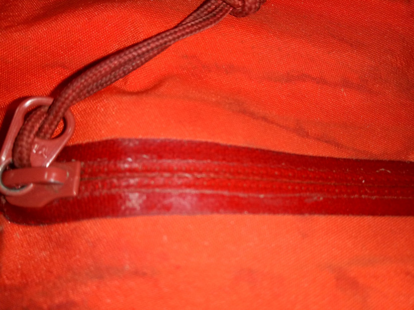 修始祖鳥沖鋒衣 一個拉鏈無意中暴露了多個品牌的做工